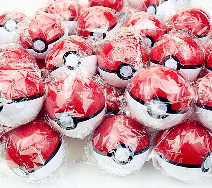 20x Pokeball mit verschiedenen Pokemon Figuren
